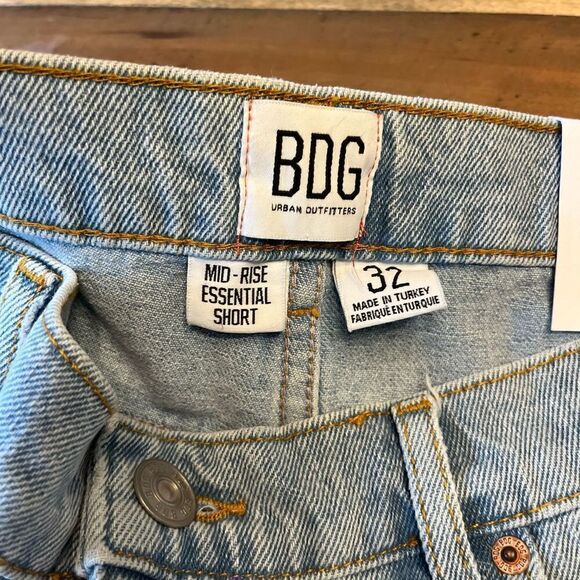 NWT BDG Essential cut off Mid Rise Shorts - size 32 - Picture 2 of 3